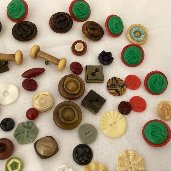 Collector old plastics sewing buttons - Picture 5 of 8